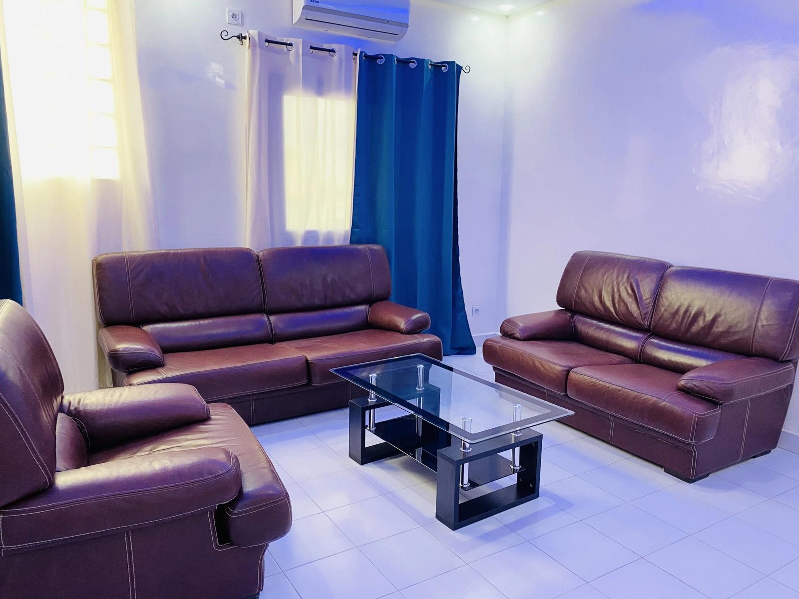 Salon confortable du studio meublé Dakar