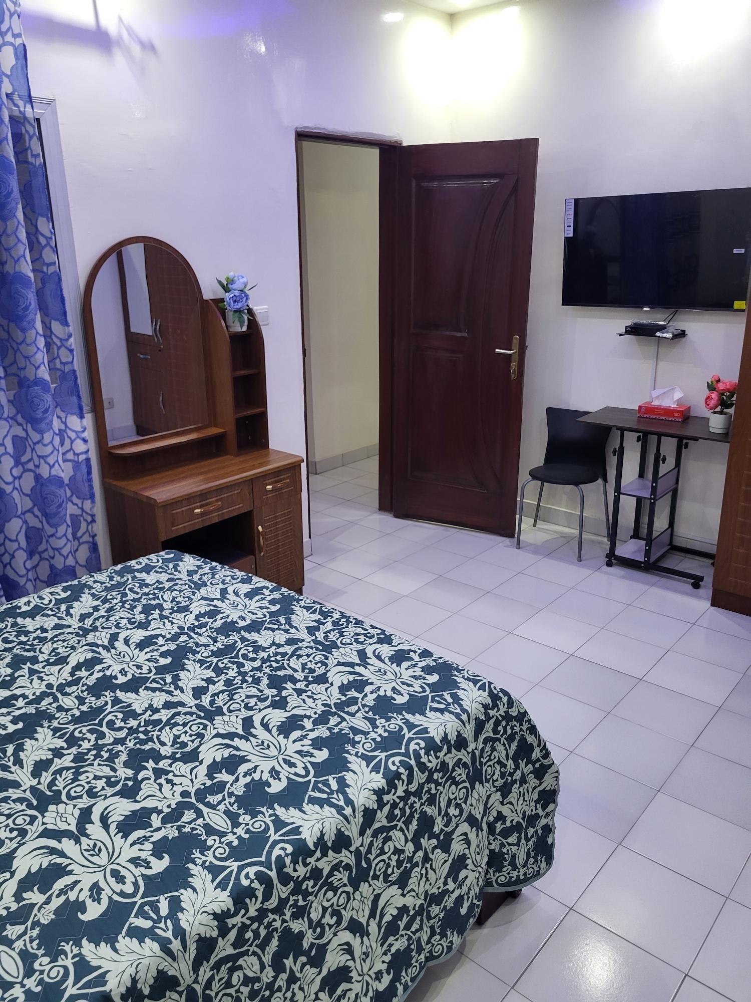 Chambre moderne dans une location meublée Dakar DakarStays